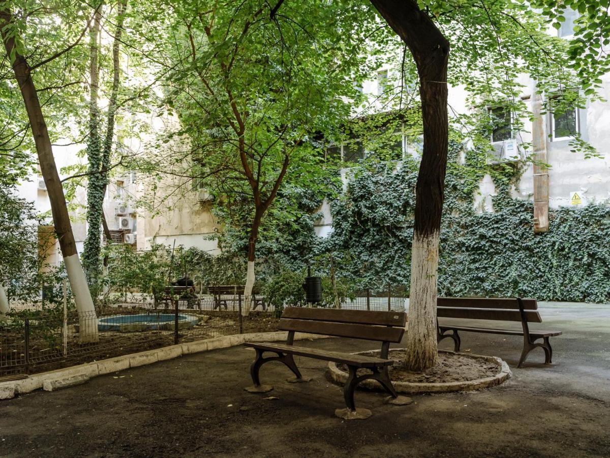 Old Town Historic Apartment With Backyard Mini Park Бухарест Экстерьер фото