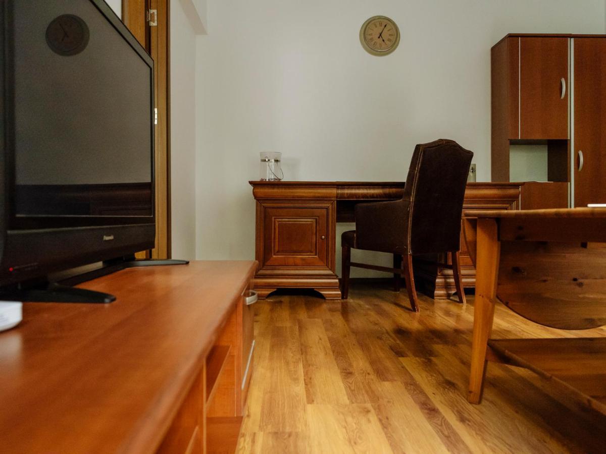 Old Town Historic Apartment With Backyard Mini Park Бухарест Экстерьер фото
