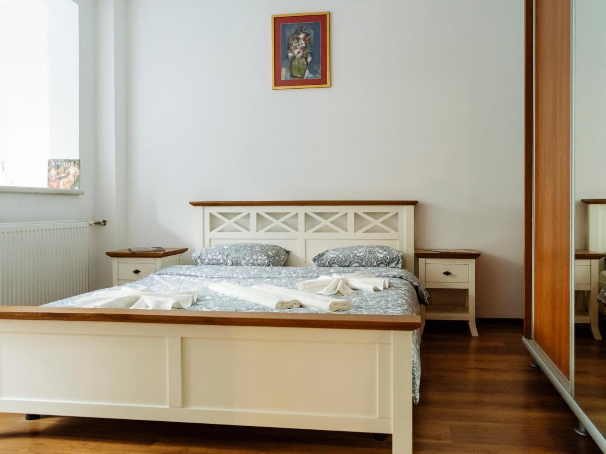 Old Town Historic Apartment With Backyard Mini Park Бухарест Экстерьер фото
